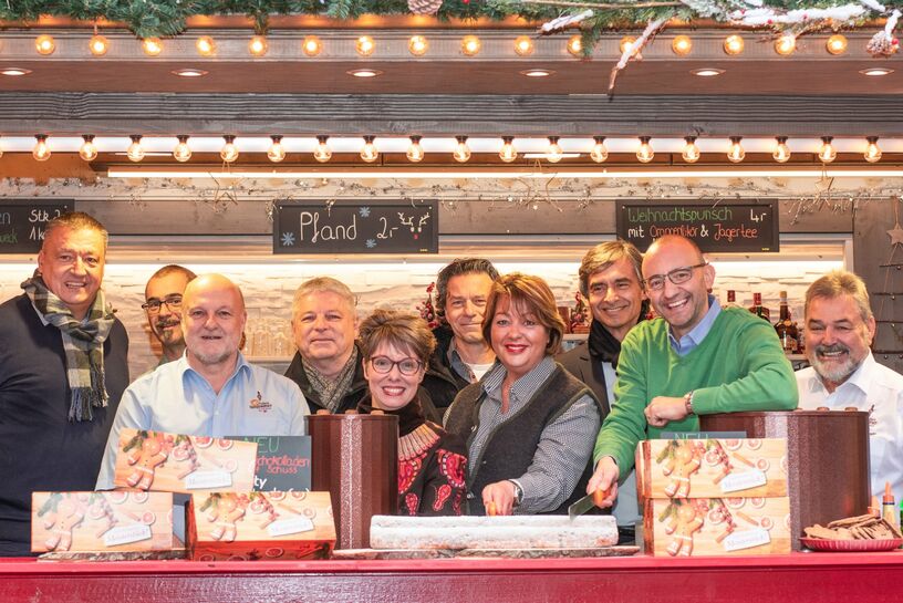 Unterstützende Unternehmen im Bild (links nach rechts): CSM (Michael Busch), Mitarbeiter/GF Bruno Rihm (Nussbaumer), Jürgen Ludwig (3iMedia), Annette van Echelpoel (Hänsel+Gretel), Markus Hotz (3iMedia), Manuela Frank (Kaminstüble), Dirk Seitz (Aluplast GmbH), Jerome Braun (Hänsel+Gretel), Richard Nußbaumer (Nussbaumer)